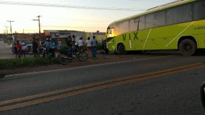 Moradores se mobilizam para fechar BR-222 após morte de militar