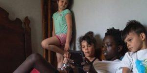 Menino de 12 anos que salvou irmãos de ataque de cães ganha R$ 130 mil