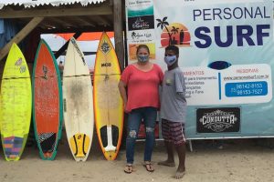 Jovem que nasceu sem os braços vira destaque no surfe no litoral de SP