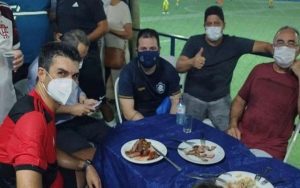 Helder e Edmilson participam de churrasco e pelada em Belém; evento teve aglomeração e convidados sem máscara