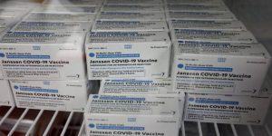 Novo lote com 300 mil doses da vacina da Janssen chega ao Brasil