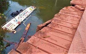 Caminhão cai de ponte na BR-230 e motorista escapa pelo vidro lateral