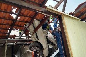 Motorista perde controle e carro cai em telhado de casa