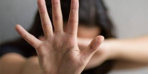 Homem ameaça mulher com um facão e corre atrás dela