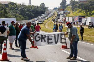 Caminhoneiros marcam greve para 25 de julho