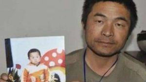 Pais reencontram filho raptado há 24 anos na China