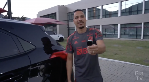 Gerson surpreende roupeiro do Flamengo e dá carro de presente