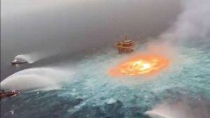 Vazamento de oleoduto causa incêndio em alto mar no Golfo do México