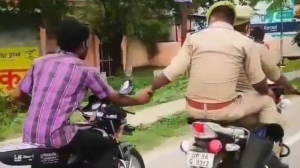 Policial leva detido para delegacia ‘de mãos dadas’ em moto