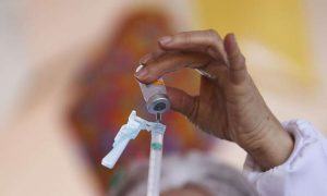 Estudo aponta que vacina da Moderna contra covid funciona com apenas meia dose
