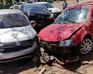 Adolescente perde controle de veículo e atinge carros no estacionamento de hospital em Marabá