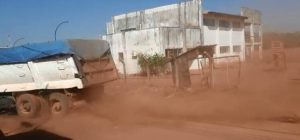 Bairro Tropical sofre com nuvens de poeira