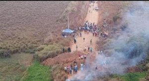 Garimpeiros abrem vala em rodovia para barrar fiscalização no Pará