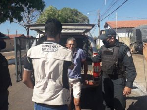 Idoso é preso acusado de espancar e esfaquear a companheira