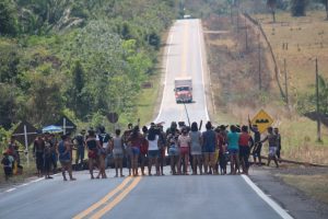 Indígenas da aldeia Sororó bloqueiam rod. Belém-Brasília, no PA, para manifestar apoio a protestos em Brasília
