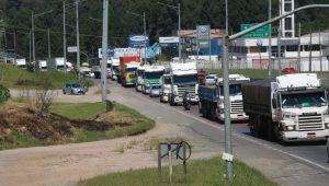 Caminhoneiros protestam em rodovias de três estados