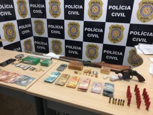 PC e PM fazem arrastão e prendem 6 pessoas por tráfico de drogas em São Geraldo