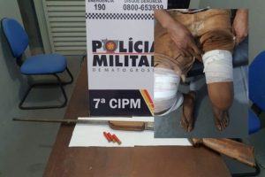 Homem tenta matar porco, erra tiros e atinge as próprias pernas