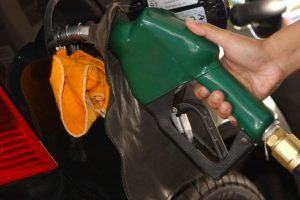 Petrobras anuncia aumento no preço da gasolina e do diesel válido a partir de terça-feira, 26