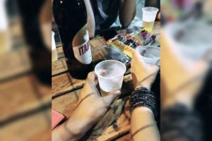 Mulher abandona recém-nascido em bar e é presa bebendo em outro local