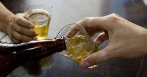 Consumo exagerado de álcool deixa marcas físicas nas células do esôfago e pode levar ao câncer, aponta estudo