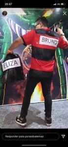 Bar de Manaus afasta funcionário que publicou foto de cliente fantasiado de goleiro Bruno com saco ‘representando’ Eliza Samúdio