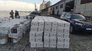 PF apreende mais de 400 caixas de cigarros estrangeiros dentro de embarcação em Belém