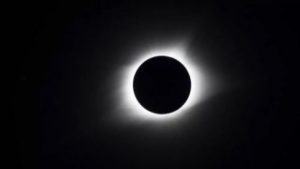 Eclipse solar acontece neste sábado; saiba onde e como assistir o fenômeno