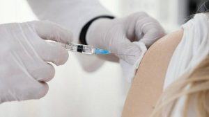 Governo reduz intervalo para reforço vacinal e anuncia quarta dose para imunossuprimidos
