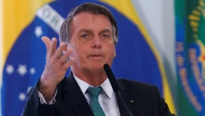 Bolsonaro diz que vai ‘seguir a lei’ que permite reajuste de 33% a professores