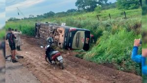 Ônibus tomba e deixa 13 feridos no sudeste do Pará