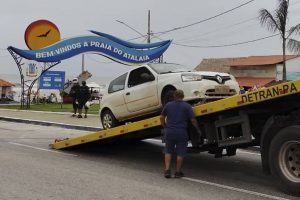 Carro filmado fazendo ‘cavalo de pau’ em alta velocidade na praia do Atalaia é apreendido após nova irregularidade