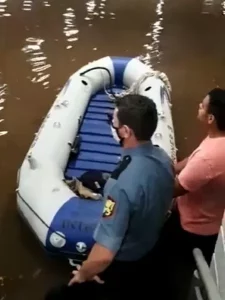 Após chuvas, motoristas são resgatados com ajuda de bote em shopping no RS