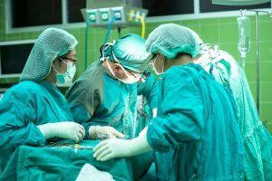 Cirurgiões realizam transplante inédito inserindo com sucesso um coração de porco em uma pessoa