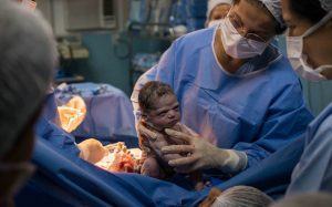 Fotógrafo que registrou a bebê ‘bravinha’ da Baixada Fluminense reencontra a menina 2 anos depois