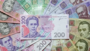 Ucrânia limita saques em dinheiro e suspende compras em moeda estrangeira