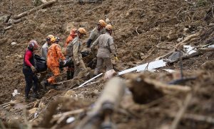 Corpo de grávida é encontrado com a mão sobre a barriga entre escombros em Petrópolis