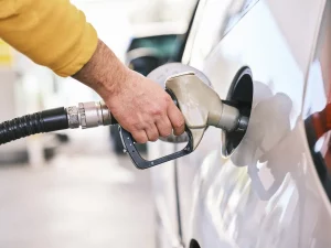Auxílio Gasolina de R$ 300 é aprovado; quem terá direito?