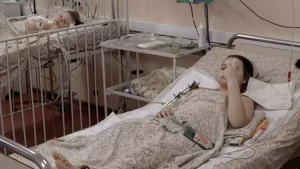 Bebê de 2 anos com estilhaços no estômago: as crianças vítimas da guerra em Mariupol