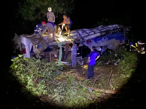 Ônibus cai em ribanceira e deixa 10 mortos e outros 21 feridos, em Sapopema, no PR
