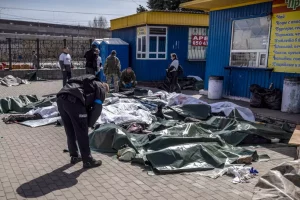 Sobe para 50 o número de mortos em bombardeio a estação de trem lotada no leste da Ucrânia