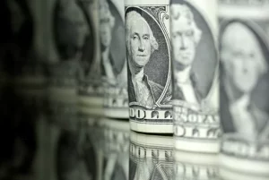 Dólar segue em alta e bate R$ 4,85