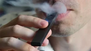 Cigarro eletrônico chega à 4ª geração com ‘roupa nova’ e mais viciante; Anvisa debate regulamentação