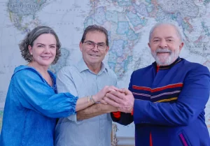 Após vaia de petistas e foto com tucanos, Paulinho da Força acerta apoio do Solidariedade a Lula