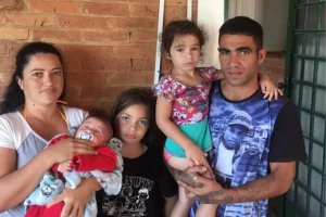 ‘Me emocionei’, diz coletor de lixo recontratado após demissão por vídeo em que brinca de fazer escolta armada de caminhão