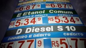 Câmara aprova redução no preço de combustíveis; analistas avaliam que medida pode não ter efeito desejado
