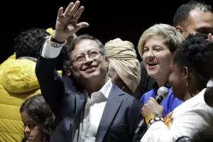 Os desafios de Gustavo Petro, primeiro presidente de esquerda eleito na Colômbia