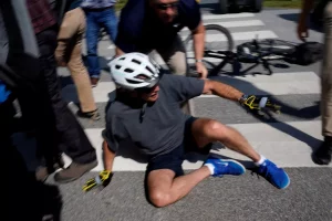 Biden cai de bicicleta após passeio em praia de Delaware