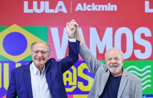 Nova versão de programa da chapa Lula-Alckmin mantém promessa de revogação de teto de gastos e ameniza em relação à reforma trabalhista