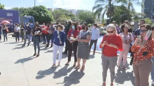 Funcionários da Caixa fazem protesto contra Pedro Guimarães na sede do banco, em Brasília